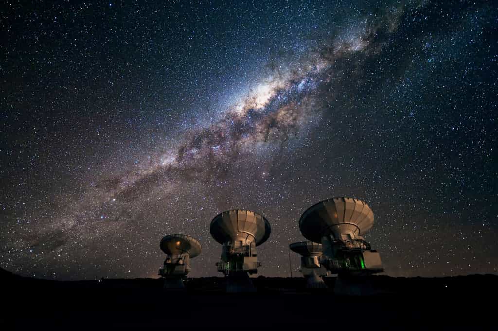 Des bébés étoiles sont en danger près de notre trou noir supermassif. Ici, une vue d'Alma observant la Voie lactée. © ESO