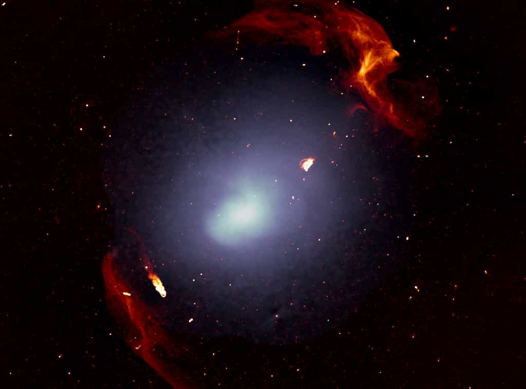 L'amas massif de galaxies Abell 3667 est observé dans le domaine radio, ce qui a permis de synthétiser cette image en fausses couleurs. Les galaxies individuelles sont trop petites pour être distinguées sur cette image. La couleur blanche montre la distribution du gaz qui imprègne l'espace au sein des galaxies de cet amas. Les structures rouges retracent les deux grandes ondes de choc générées lors de la formation de l'amas de galaxies. © Francesco de Gasperin, South African Radio Astronomy Observatory (Sarao) 