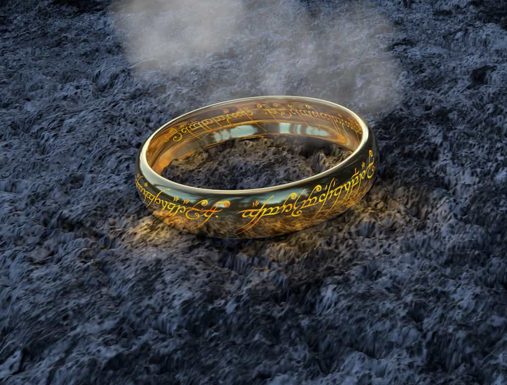 L'anneau unique, au centre de la saga du Seigneur des anneaux, et que l'on devrait apercevoir durant la série Les Anneaux de pouvoir. © veraverunchik, Adobe Stock