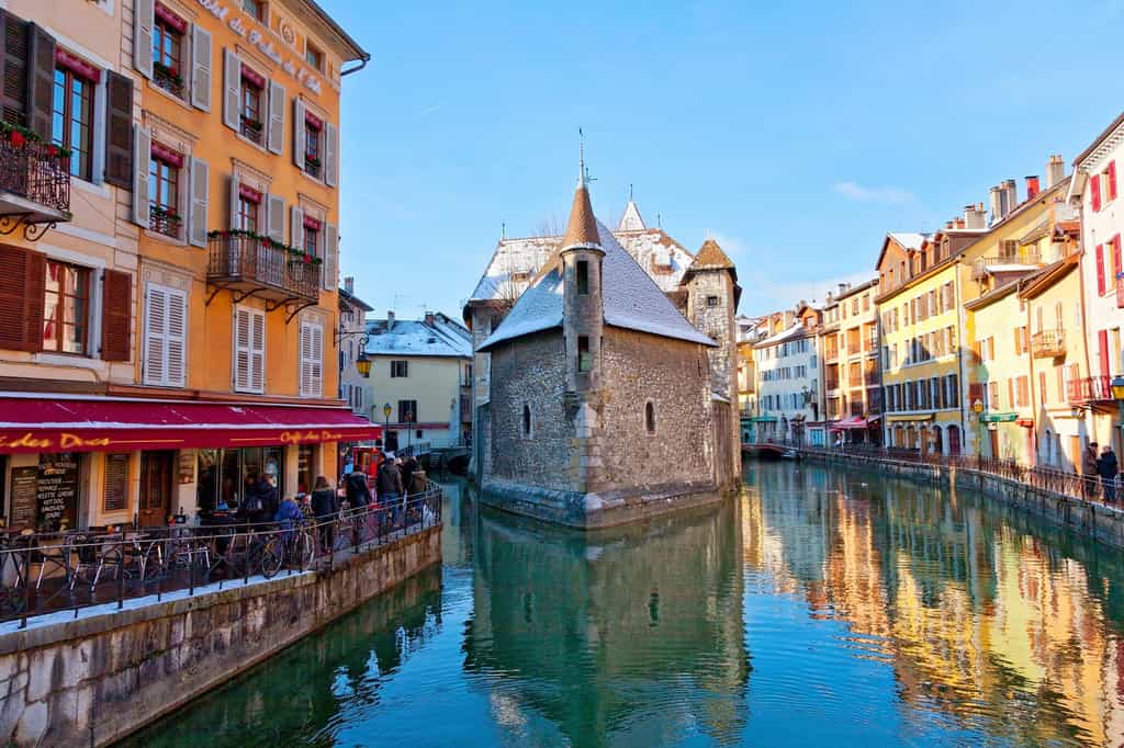 À Annecy, la Venise des Alpes, le niveau d’eau est particulièrement bas. © santosha57, Fotolia