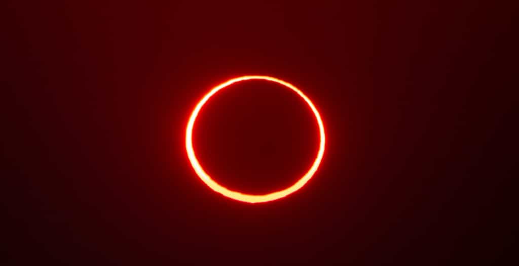 Un « anneau de feu » entourant le disque lunaire lors d'une éclipse annulaire du Soleil en Arabie Saoudite. © hyserb, Adobe Stock
