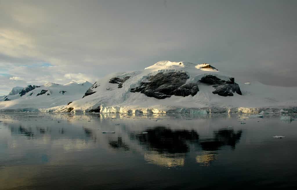 L’Antarctique est le continent le plus sec, le plus froid et le plus venteux de la planète. Il est à 98 % recouvert de glace (épaisseur moyenne de 1,6 km). Bref, ces conditions ont de quoi refréner les ardeurs des personnes désireuses d’aller y chercher des diamants. © Rita Willaert, Flickr, cc by nc 2.0