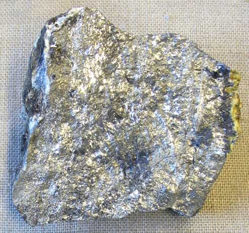 L'antimoine est un métal blanc argenté cassant très toxique. © Aram Dulyan, Wikimedia Commons, DP