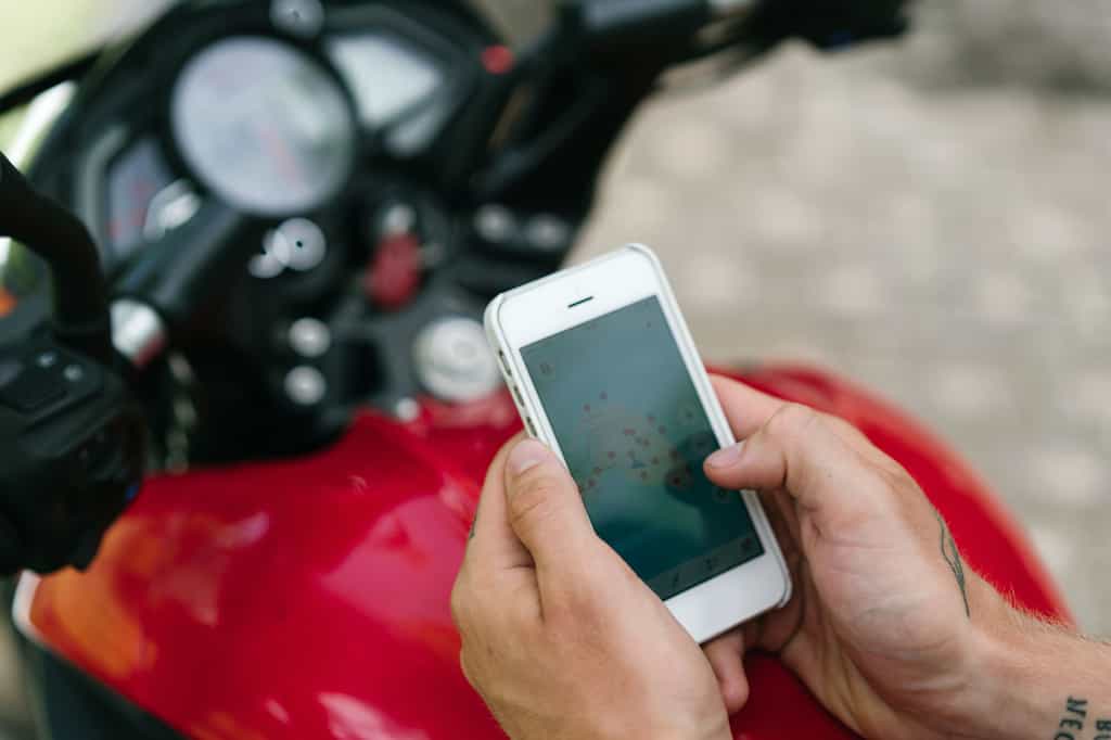 Il est possible aujourd'hui de fixer son smartphone à un deux-roues pour rendre plus aisée l'utilisation d'un GPS. © ArtHouse Studio, Pexels