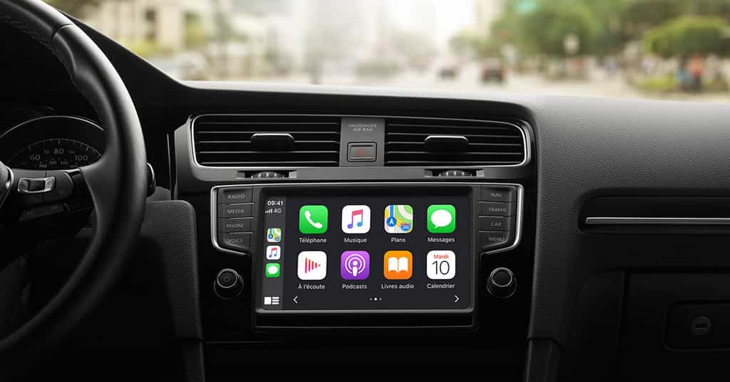Apple est déjà présent dans les systèmes multimédia des voitures avec CarPlay, la version embarquée d’iOS. © Apple