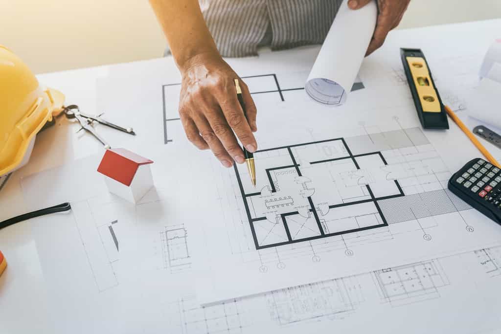 L’architecte peut être appelé pour dessiner des plans ou pour gérer un chantier dans son ensemble, de sa conception à sa livraison finale. © makibestphoto, Adobe Stock.