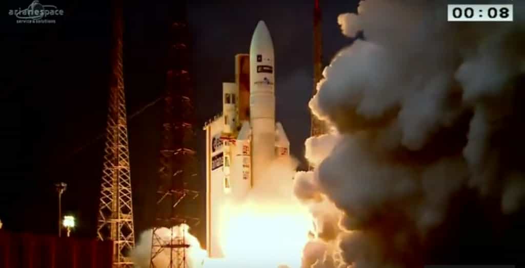 Décollage de l'Ariane 5 transportant MSG-4, le dernier satellite Météosat de deuxième génération, et le satellite de télécommunications Star One C4 (15 juillet 2015). © Arianespace