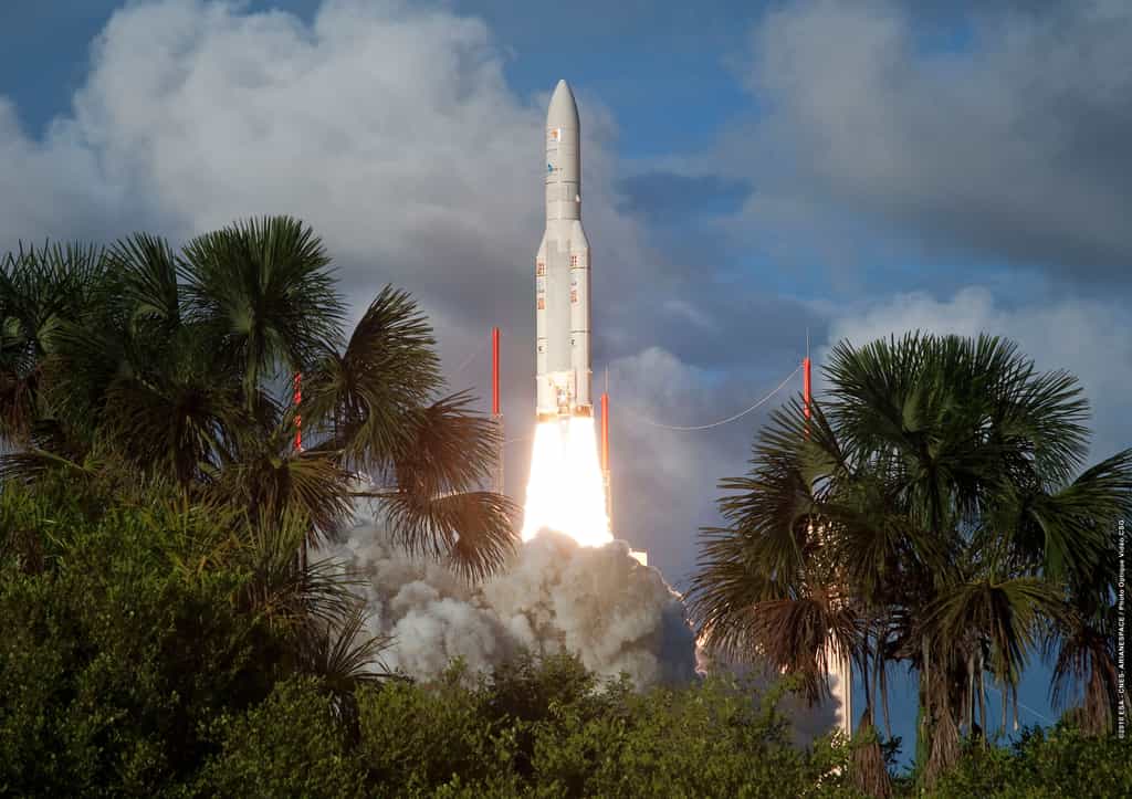 Une fusée Ariane 5 décolle de Kourou, au milieu de la jungle guyanaise, en 2010. © ESA/CNES/Arianespace/CSG