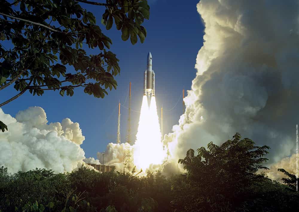 Ce soir, Ariane 5 sera lancée depuis le Centre spatial guyanais pour mettre en orbite les satellites Sky Muster et Arsat-2. Ici,  le vol d’Ariane 5 Eca, le 12 février 2005. © Cnes/Cnes/Esa/Arianespace/CSG Service Optique