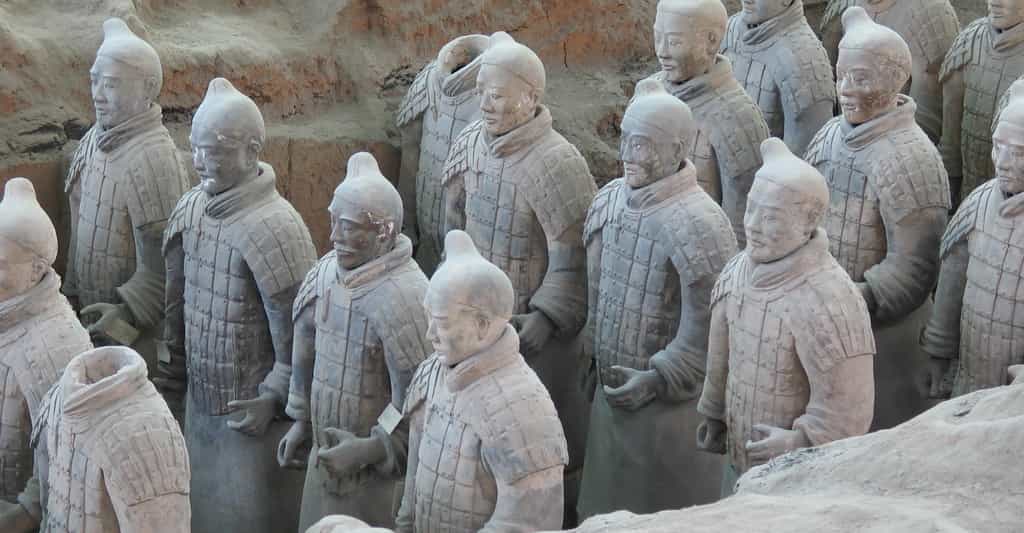 Guerriers en terre cuite dans le mausolée de l'empereur Qin