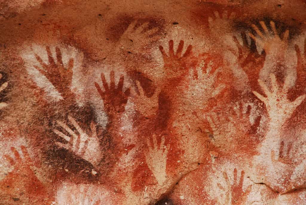 Les mains sont souvent présentes dans les peintures rupestres. Les archéologues en ont trouvé sur les parois de La Serrania de La Lindosa. Ici, la Cueva de las Manos, en Argentine. ©&nbsp;alphacero, Adobe Stock