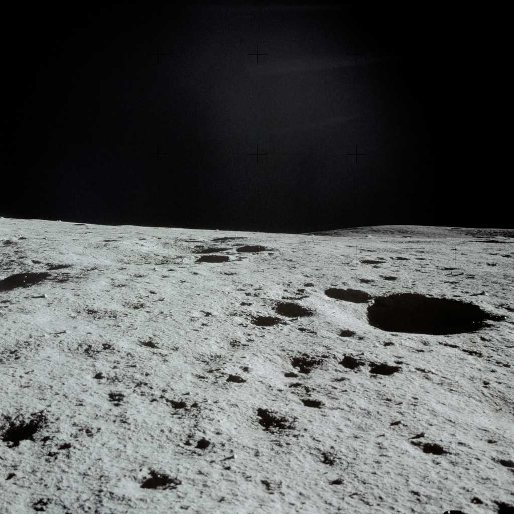 Surface de la Lune photographiée à travers le hublot du LM (Lunar Module) d'Apollo 14, les 5-6 février 1971. © Nasa