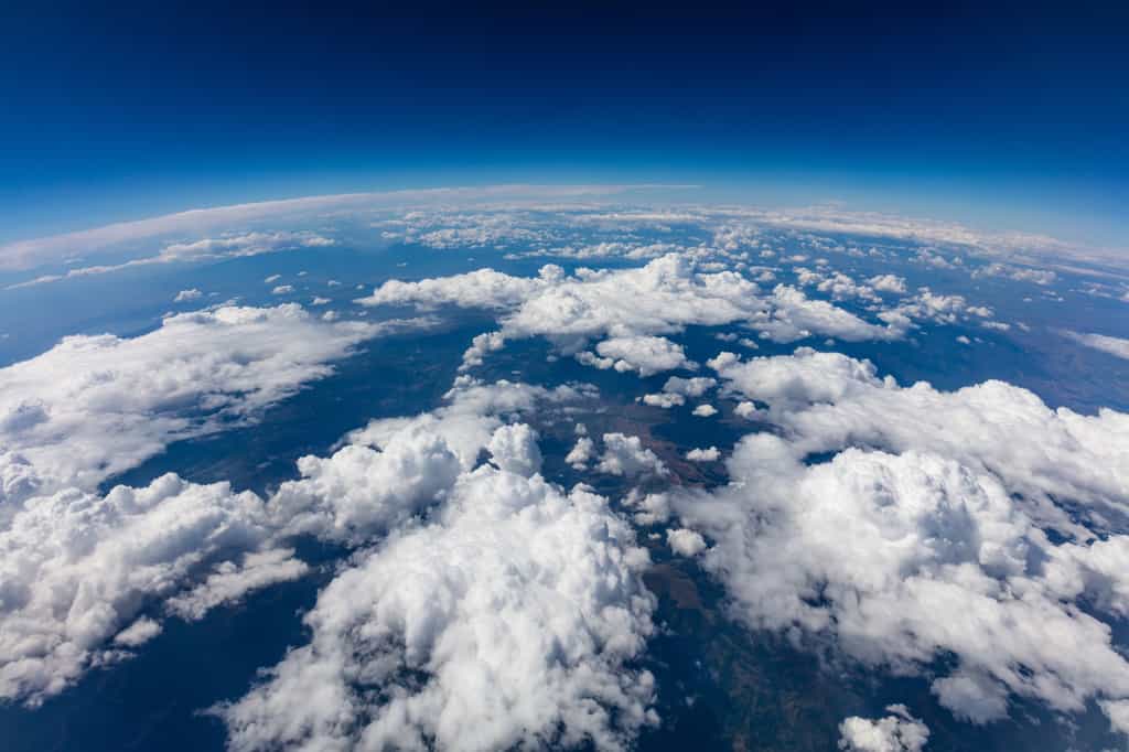 L’atmosphère terrestre est indispensable à la vie. Sa composition influe grandement sur le climat qui règne sur notre belle planète. © Rawf8, Adobe Stock