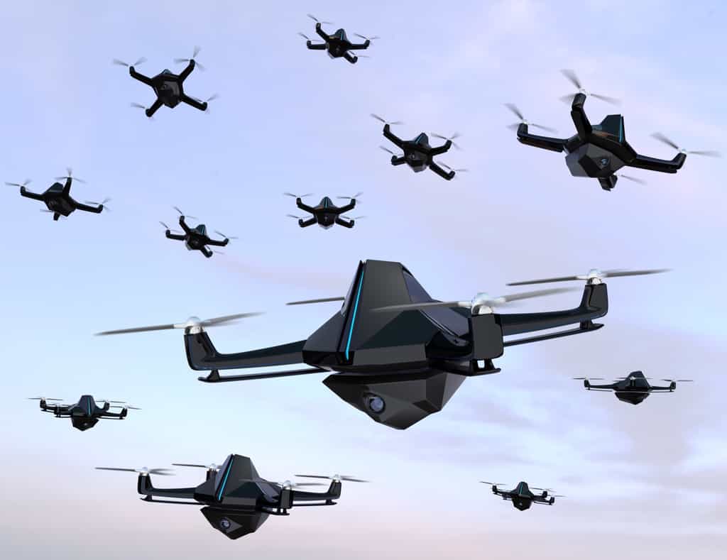 Les drones se faufilent et partagent leurs données pour garder leurs distances des uns des autres et éviter les obstacles. © chesky, Adobe Stock