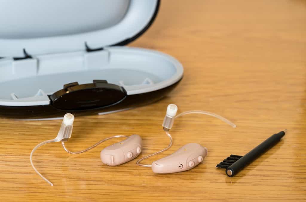 Exemple de prothèse auditive délivrée par un audioprothésiste après un examen complet de l’audition. © steheap, Fotolia.