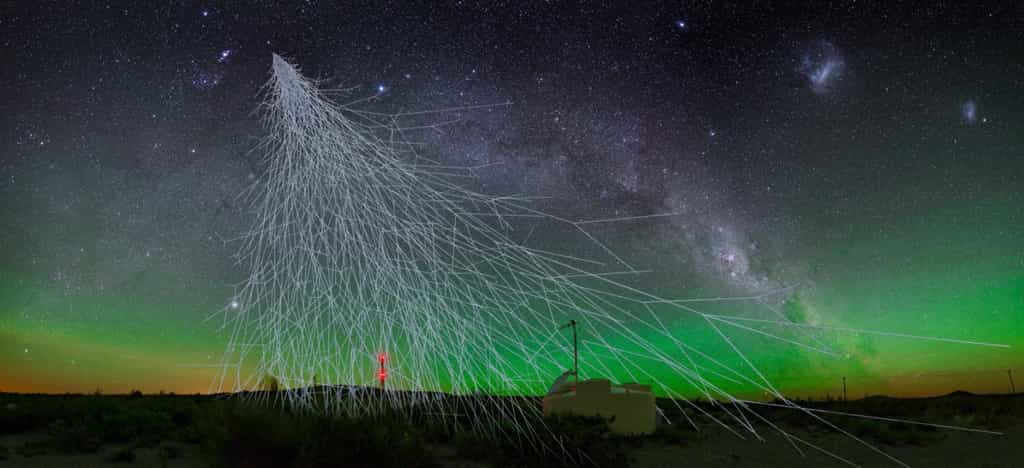 Les rayons cosmiques de hautes énergies proviendraient d'au-delà de la Galaxie. Ici, une vue d'artiste d'une gerbe atmosphérique au-dessus d'un détecteur de particules de l'observatoire Pierre-Auger, sur fond de ciel étoilé. © A. Chantelauze, S. Staffi, L. Bret