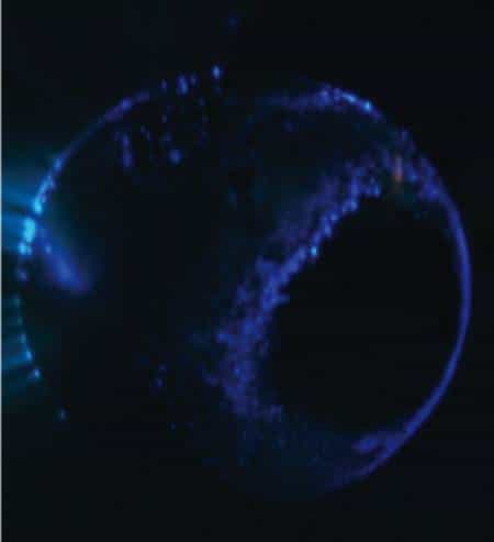 Dans la Planeterrella, la sphère simule une planète magnétisée avec une atmosphère de CO2, bombardée par du vent solaire. Des aurores bleues se développent en lien avec son champ magnétique (Nikon D5000 ;&nbsp;CMOS sensor, Iso : 1600 ; temps d’exposition : 3 s). © D. Bernard.