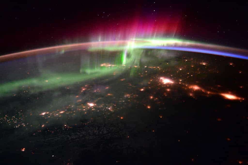 De superbes aurores boréales vues depuis l'espace