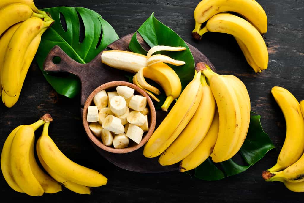 Les bananes les plus courantes en France sont longues et jaunes. © Yaruniv-Studio, Adobe Stock