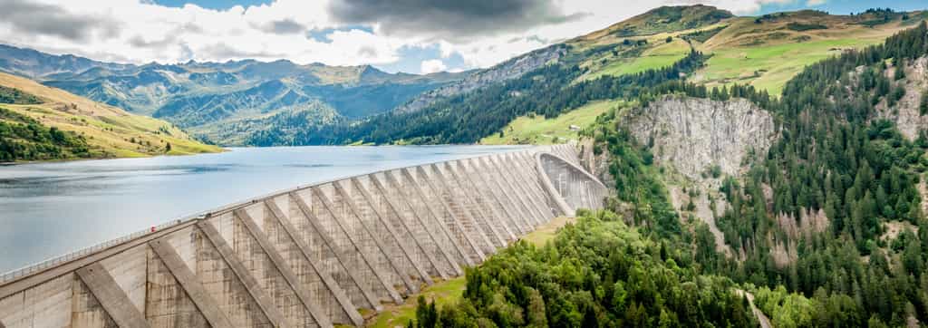 Le barrage de Roselend en Savoie a conduit à submerger le village de Roselend lors de sa mise en eau. © jasckal, Fotolia