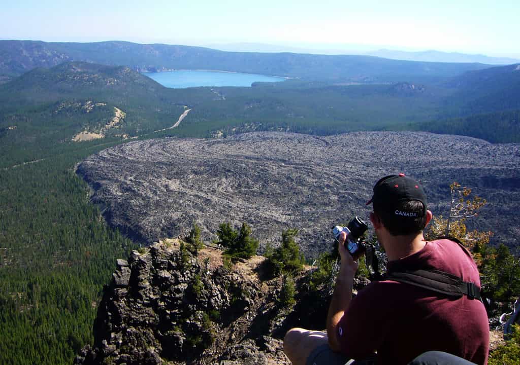 Cette vue saisissante prise depuis le bord sud de la caldeira de Newberry, en Oregon, montre la plus récente coulée de lave de ce volcan. Nommée Big Obsidian Flow, elle provient de sa dernière éruption il y a environ 1.300 ans. ©️ Victor Camp