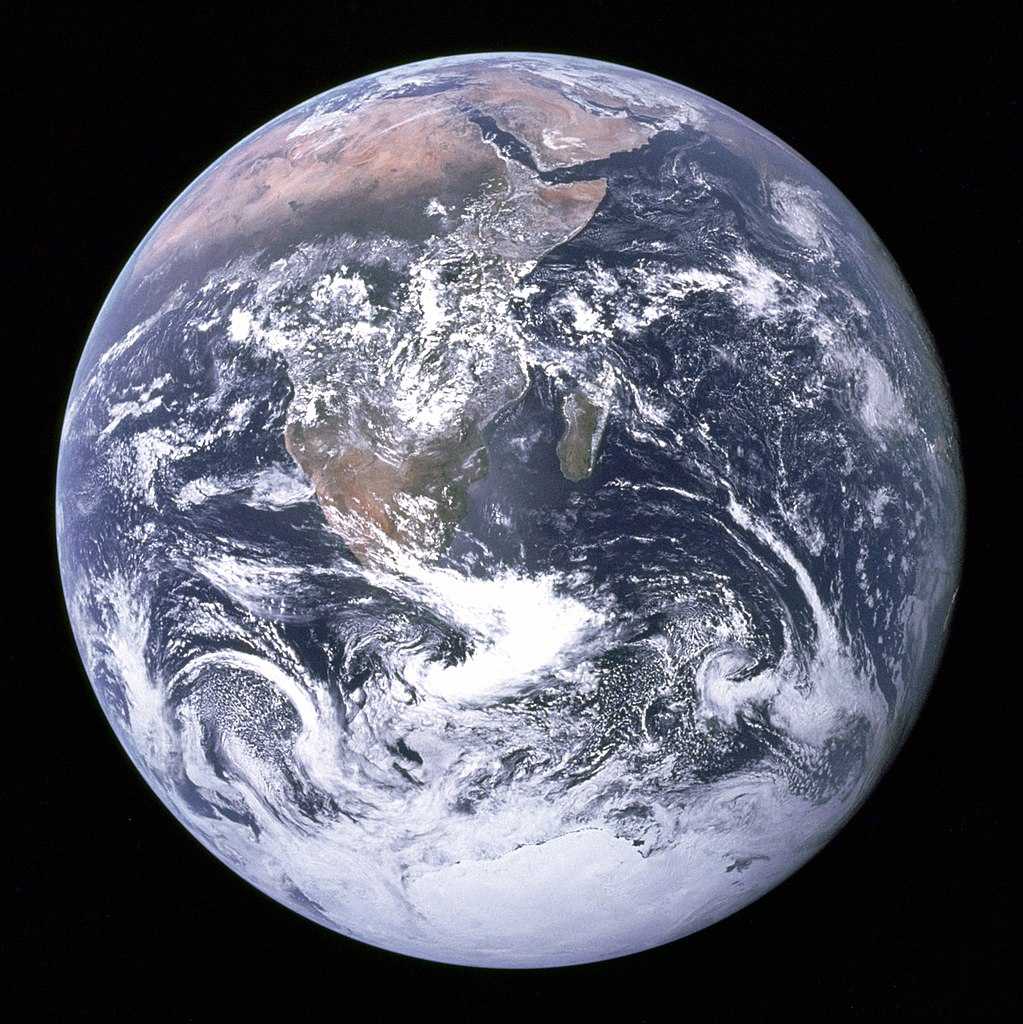 En 1972, les astronautes d'Apollo 17 prenait cette photographie de la Terre, une Bille Bleue dans l'espace. Presqu'un demi-siècle plus tard, l'astronaute Alexander Gerst qui fait depuis six mois lui aussi l'expérience de la beauté et de la fragilité de la Terre vue de l'ISS, nous donne une piqûre de rappel, sur fond de COP24 tendue à Katowice, en Pologne. © DP