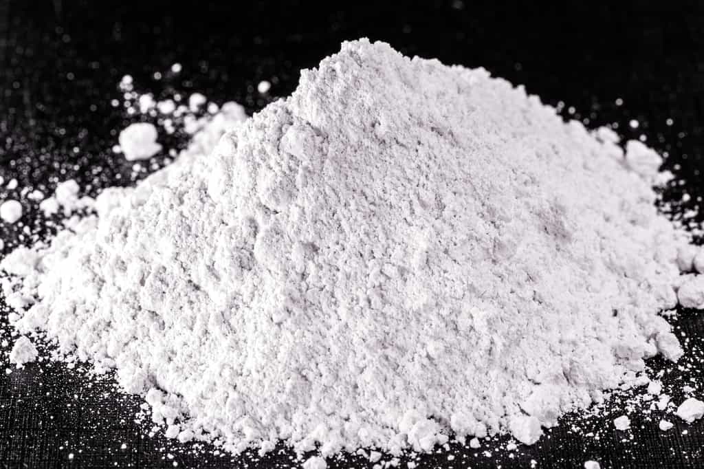 Le blanc de Meudon est une poudre blanche constituée de particules de carbonate de calcium, le composant de la craie. © RHJ, Adobe Stock
