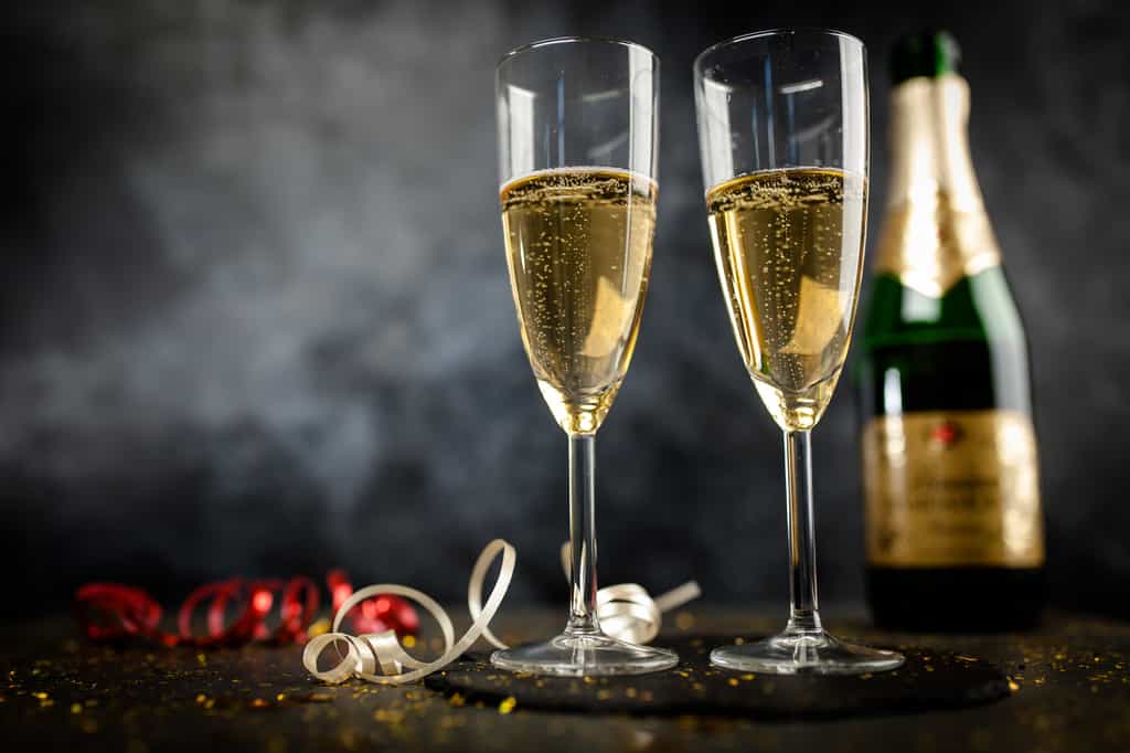Une fois la bouteille ouverte, les bulles s’échappent du champagne. Malheureusement, une petite cuillère ne suffit pas à les retenir. © George Dolgikh, Fotolia