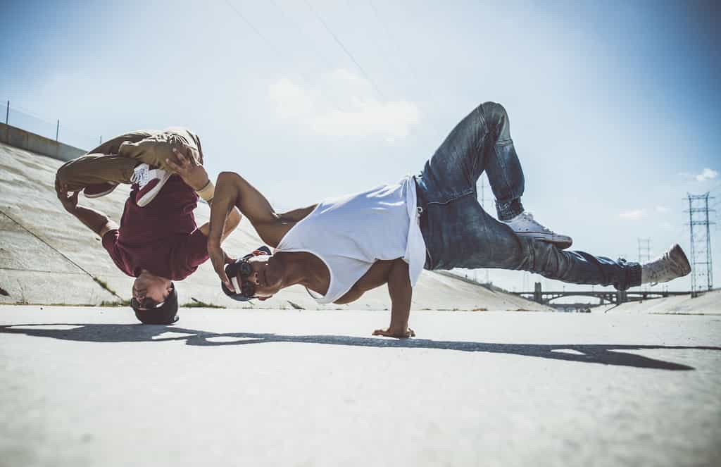 Pratiquer le breakdance n'est pas sans danger... Des médecins alertent sur un danger insoupçonné appelé « headspin hole » ou « bosse du "breakdance" ». © oneinchpunch, Adobe Stock