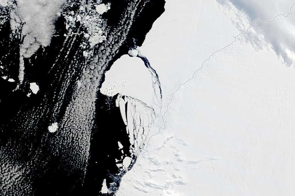 L'iceberg A-81 qui vient de se détacher en Antarctique est deux fois plus grand que New York. Image prise par le satellite Terra de la Nasa. © Earth Observatory, Lauren Dauphin, Nasa EOSDIS LANCE, GIBS/Worldview, Landsat data from the U.S. Geological Survey