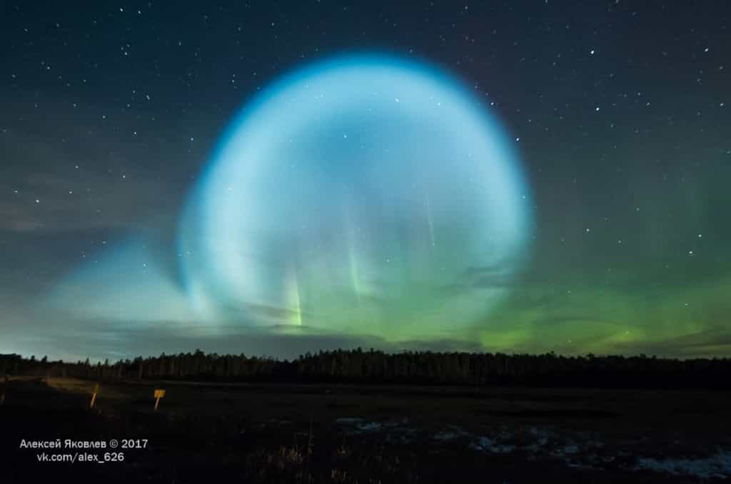 L’étrange bulle bleue qui s’est étendue le 26 octobre dans le ciel de Sibérie. © Alexey Yakolov, The Siberian Times