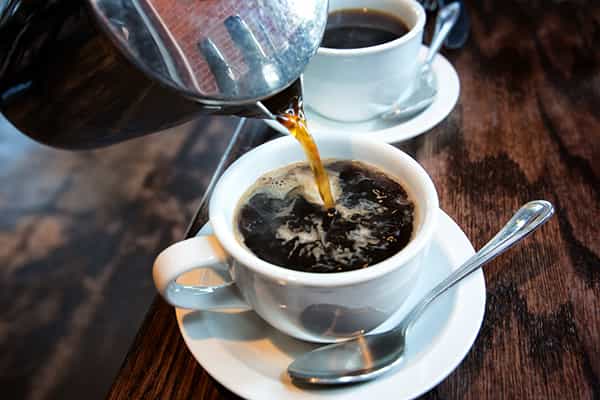 Boire 2 à 4 tasses de café par jour réduirait les risques de mortalité. © grandriver / Istock.com