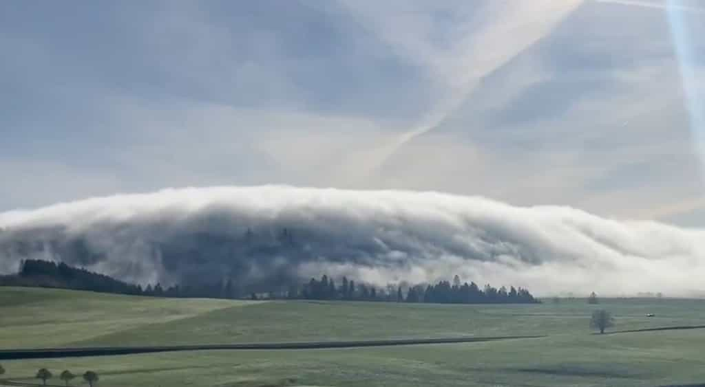 La cascade de nuages est un fait lié au brouillard qui s'écroule au-dessus des monts du Jura. © SébastienPopulaire, Météo Franc-Comtoise