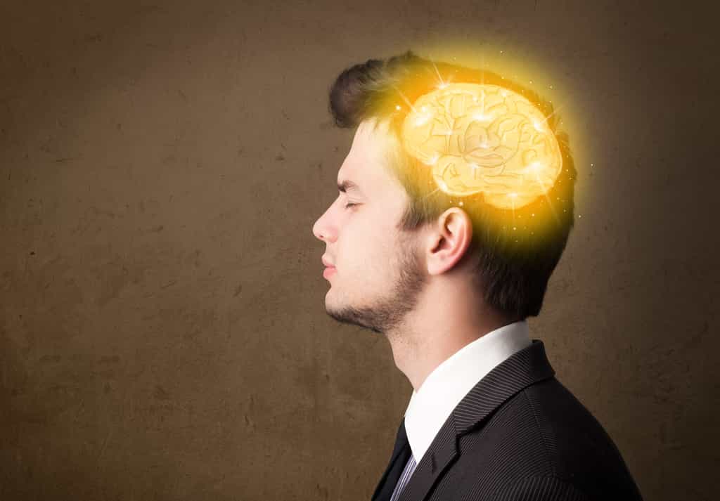 En cas de tumeurs au cerveau, les maux de tête sont fréquents et intenses. © ra2 studio, Adobe Stock