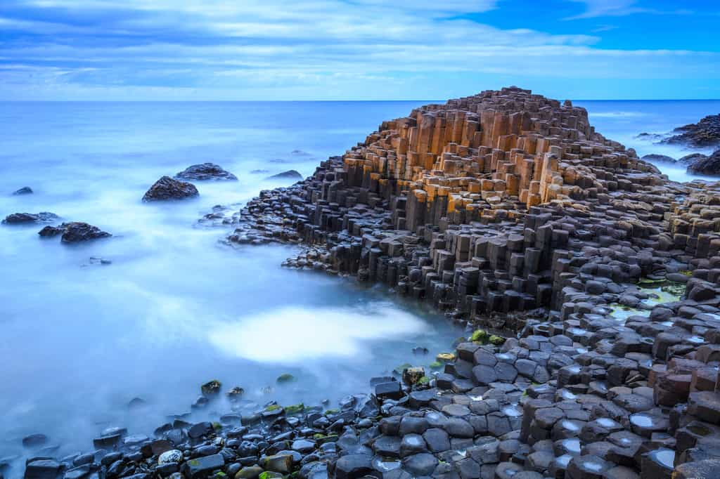 La Chaussée des Géants est l'un des symboles de l'Irlande du Nord. © bnoragitt, Adobe Stock