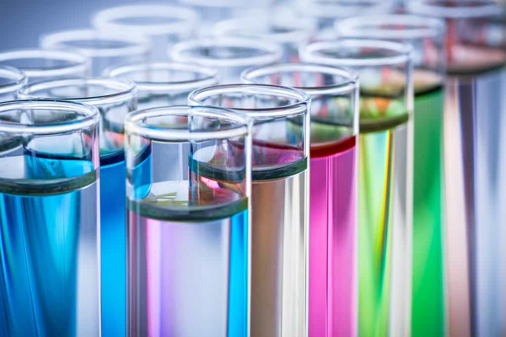 Le chimiste analytique recherche sans cesse de nouvelles molécules pour développer de nouveaux produits ou bien améliorer ceux déjà existants. © stockphoto-graf, Fotolia.