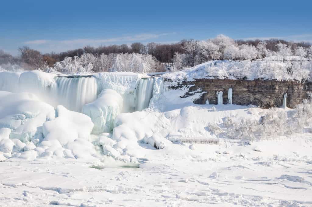 Les chutes du Niagara pétrifiées par le froid polaire tombé sur l’est de l’Amérique du Nord. © Andy, fotolia