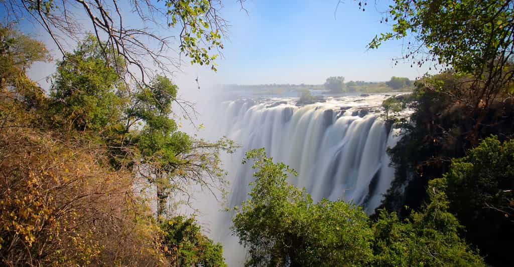 Les chutes Victoria vues du côté de la Zambie. Dans ce site exceptionnel, le fleuve Zambèze est large de plus de 1,7 km. La brume est visible à des dizaines de kilomètres en aval. © Yury Birukov, shutterstock