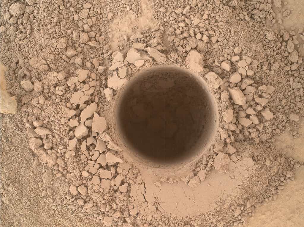 Gros plan sur le premier forage réalisé sur le mont Sharp. Un simple trou de quelques centimètres de profondeur mais qui a permis d'extraire des matériaux témoins d'un lointain passé où de l'eau a coulé dans cette région. © Nasa/JPL-Caltech/MSSS