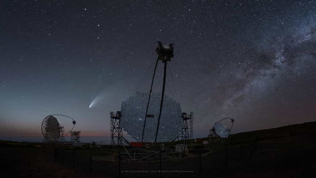 La comète Neowise photographiée dans le ciel des Canaries, au-dessus des télescopes de 17 mètres de diamètre de l'observatoire Roque de los Muchachos. © Urs Leutenegger, Apod (Nasa)