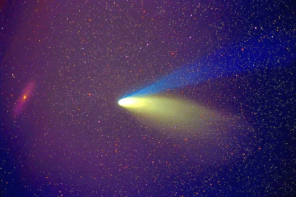 La comète Hale-Bopp photographiée en 1997 lors de son passage près de la galaxie d'Andromède. © &nbsp;J. C. Casado, Apod (Nasa)
