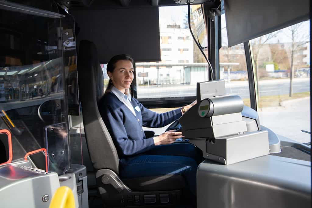 Au contact des passagers toute la journée, le conducteur de bus doit se montrer courtois et patient afin d'assurer ses trajets en toute sérénité. © Таня Микитюк, Adobe Stock.