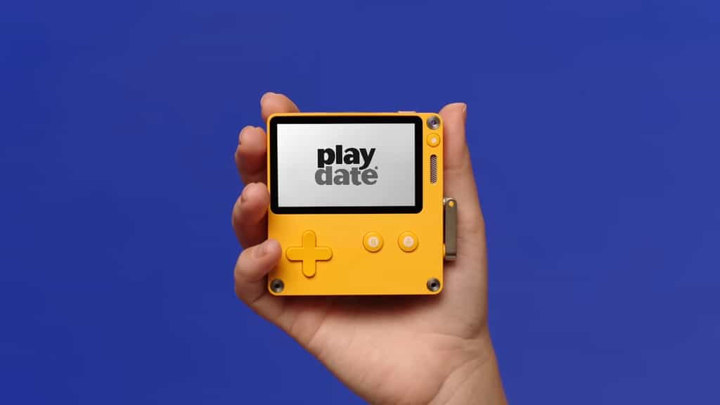 La Playdate est une mini-console portable qui permet de jouer avec une manivelle. © Panic