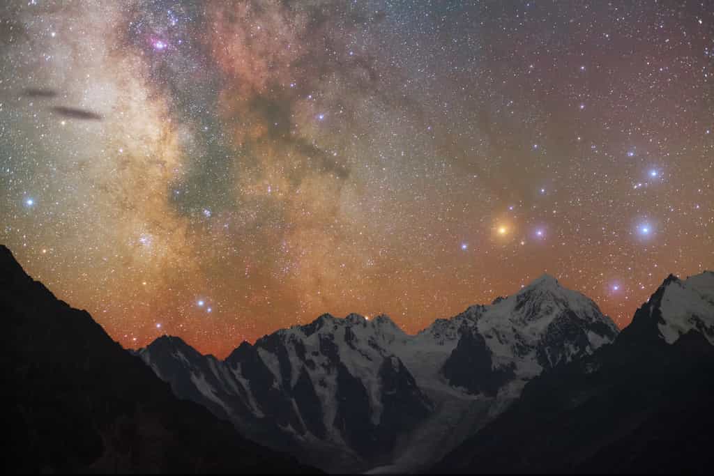 Au-dessus des montagnes, on reconnaît la constellation du Scorpion, visible l’été en direction du sud. L’étoile rouge-orangé est Antarès. À sa droite, on peut distinguer les étoiles qui forment ses pinces. À l’opposé, à gauche, les deux étoiles blotties devant la Voie lactée représentent le dard du Scorpion. © passmil198216, Fotolia