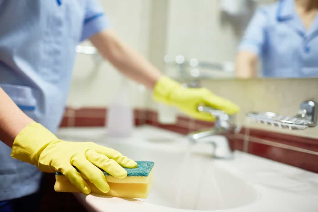 La stricte application des règles d'hygiène © shironosov, IStock.com