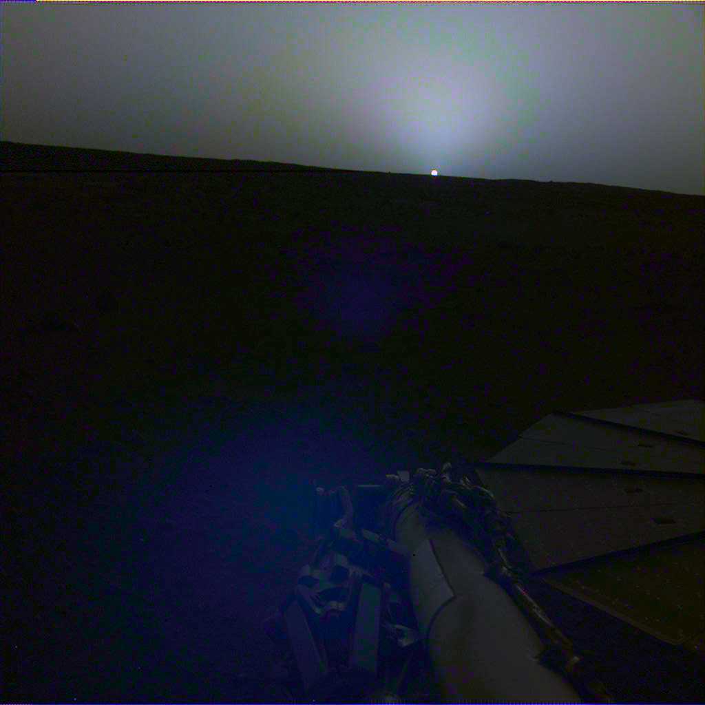 Le coucher de Soleil vu par InSight le 25 avril 2019 (Sol 145) à 18 h 30, heure de Mars (image avec correction des couleurs). © Nasa, JPL-Caltech