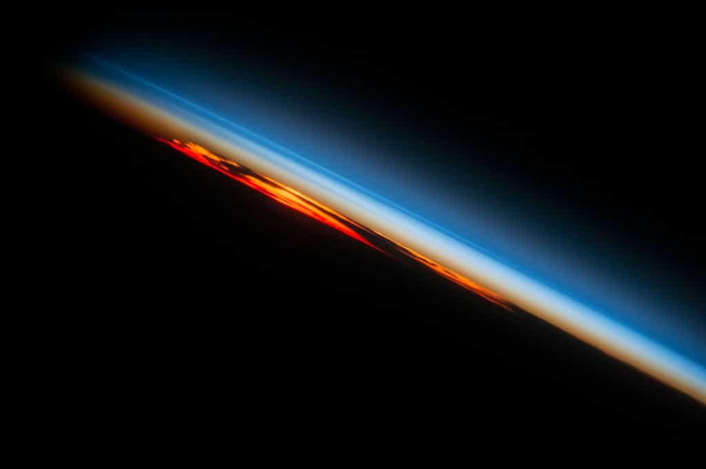Coucher du Soleil au-dessus de l’Atlantique sud, photographié le 27 octobre 2016. © Nasa