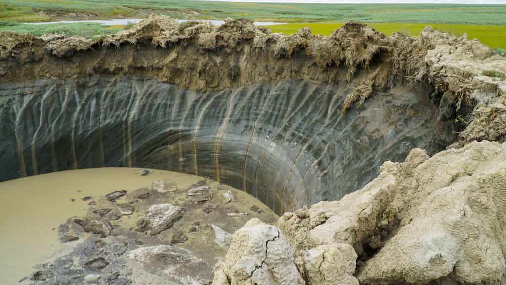 Cratère lié à une explosion de méthane dans la péninsule de Yamal en Russie. © aalutcenko, Adobe Stock
