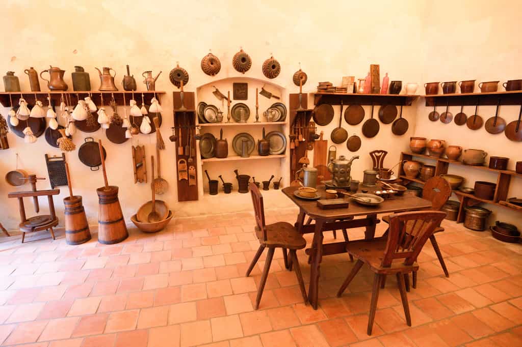 Les divers objets présents dans les cuisines au Moyen Âge. © grondetphoto, fotolia
