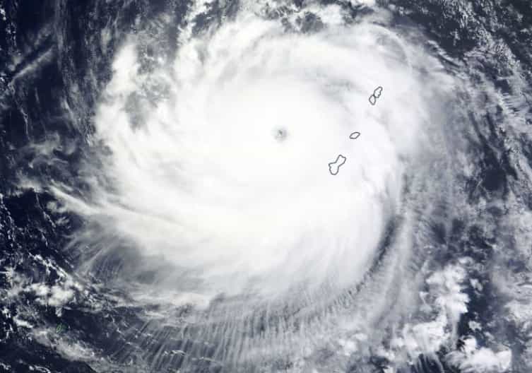 Le super typhon Mawar à proximité de Guam et des îles Mariannes du nord le 25 mai. © NASA